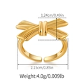 Detailansicht der goldenen Schleife Ring mit Größenangaben und verstellbarem Metallband - Gestreifter Schleifen Stil (KR0112)