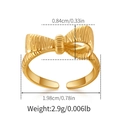 Detailansicht der goldenen Schleifenring mit Maßen 0,84 cm Breite und 1,98 cm Durchmesser - Gebürsteter Schleifen Design Stil (KR0111)