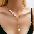 Elegante 18K vergulde ketting met witte parels en OT-sluiting gedragen door model - Gouden Dikke Ketting Patchwork Parelketting (KN0435)