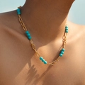 Collier bohème à chaîne dorée avec perles turquoises porté sur le cou d'un mannequin - Style Turquoise Bleue (KN0518-2)