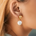 Classic French style 18K gold plated pearl earrings shown on a model for a vintage look - 18K Gold / Twisted Texture Flat Round Pearl Style (KE1282)