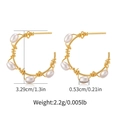 Detailansicht der 18K vergoldeten C-Ohrringe mit handgewickelten Perlen und Draht - Drahtumwickelte C-Form Perle (KE1477)
