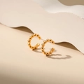 Boucles d'oreilles créoles dorées en forme de C avec texture perlée vintage - Chaîne de Perles Vintage en Forme de C (KEAM0027)