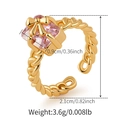 Vista macro detallada del anillo de oro de 18K con circón rosa en diseño de caja de regalo - Talla Única(Ajustable) / Estilo de Lazo Cuadrado Rosa (KR0236)