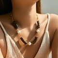 Collier rétro doré orné de perles motif léopard et de perles d'imitation blanches chic - Style Perle Cylindre Léopard Glacé (KN0554-2)