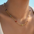 Minimalistische gouden ketting met gekleurde kristallen kralen gedragen door model - Kleurrijke Mini Polyeder (KN0569)