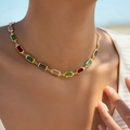 Elegante gouden ketting met kleurrijke rechthoekige glazen stenen op model - Kleurrijke Rechthoekige Edelsteen Retro (KN0578-2)