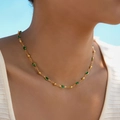 18K vergulde ketting met ovale smaragdgroene glasstenen en matte kralen op model - Smaragd Ovaal Goud (KN0583-5)