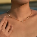 Elegante goldene Halskette mit zylindrischen Gliedern und funkelnden Zirkon-Kristallen - Klarer Zirkon Zylinder (KN0566)