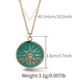 Dettaglio del ciondolo girasole dorato con smalto verde e misure della collana in oro - Raggio Di Sole Verde Pietra Singola (SN0023-2) / Acciaio inossidabile