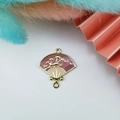 Détail macro du pendentif éventail en émail rose et alliage doré à doubles anneaux - Style Branche Rose Abricot (1)