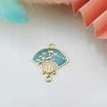 Détail d'un pendentif en forme d'éventail avec émail bleu et motif de branches dorées - Style Branche Bleu Rose (2)