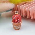 Dettaglio del ciondolo a cactus in resina con vaso marrone e scritta Sunny Day e anello - Stile Marrone Sunny Day (4)