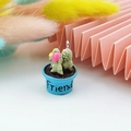 Gros plan d'un pendentif cactus miniature en résine avec texte Friend et pot bleu - Style Bleu Friend (1)