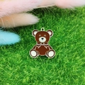Détail d'un pendentif ours en émail brun avec bords en alliage doré pour bijoux DIY - Marron