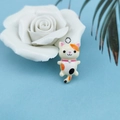 Détail du pendentif chat tricolore en résine avec collier rose et strass étincelant - Chat Calicot (4)