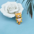 Vue détaillée d'un pendentif chat en résine orange avec grelot pour bijoux fait maison - Chat Tigré Orange (1)