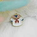 Macro-opname van een hanger in matrozenstijl met rode strijk voor doe-het-zelf sieraden - Roze Kleding
