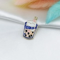 Detail eines Emaille-Anhängers mit süßer Katze auf Bubble Tea Becher für DIY-Schmuck - Milchtee