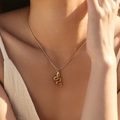 Elegante collana con ciondolo a serpente dorato e gemme colorate indossata da una modella - Stile Serpente Con Strass Colorati (SN0015) / Acciaio inossidabile