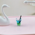 Détail macro d'une tasse miniature en résine bleue avec paille pour projets artisanaux - Bleu