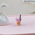 Mini gobelet rose de maison de poupée avec tranches de citron et paille pour DIY - Rose