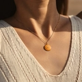 Collana con ciondolo a sole in acciaio dorato e cristallo centrale su maglia bianca - Raggio Di Sole Arancio Pietra Singola (SN0023-1) / Acciaio inossidabile