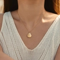 Collana dorata con ciondolo a conchiglia a raggiera su modella con top beige - Stile Cappasanta Classico (SN0017) / Acciaio inossidabile