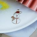 Dettaglio di un ciondolo pupazzo di neve in smalto con cappello rosso per gioielli fai-da-te - Ciondolo Pupazzo di Neve con Cappello e Sciarpa Rossi (22)