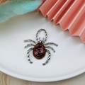 Colgante de araña de Halloween en metal plateado con puntos de esmalte rojo diseño - Plateado