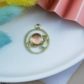 Dettaglio del ciondolo a forma di pianeta dorato con pietra occhio di gatto e stellina - Pianeta Occhio di Gatto Rosa