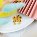 Détail du pendentif petit tigre en émail orangé pour la création de bijoux DIY créatifs - Grand Tigre