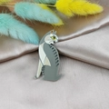 Anhänger im japanischen Stil mit grau-weißer Katze auf elegantem Champagner-Satin - Gestreifte Stehende Katze (3)