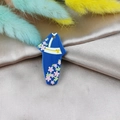 Japanischer Ukiyo-e Kimono-Katzenanhänger in Marineblau mit rosa Kirschblütenmuster - Japanischer Blauer Kimono (4)