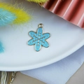 Ciondolo a fiocco di neve in smalto blu con finitura dorata e anello superiore - Ciondolo Fiocco di Neve Esagonale Blu Chiaro (17)
