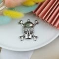 Silberner Totenkopf-Anhänger mit glitzernden Strasssteinen in den Augen für DIY Schmuck - Groß / Weißgold