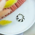 Detalle de colgante redondo de esmalte blanco y negro con borde dorado para DIY - Redondo
