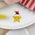 Pendentif étoile jaune souriante avec bonnet de Noël pour bijoux et boucles d'oreilles - Étoile Souriante avec Bonnet de Noël (YZ1185)