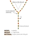 Détail d'un collier en Y de 68 cm en or orné de carrés en verre coloré et finitions soignées - Style Carré Coloré (KN0650)