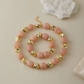 Schmuckset aus rosa Marmor-Acrylperlen und unregelmäßigen goldenen Metallperlen für Damen - Rosa Marmormuster Stil (KN0616-2)