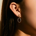 Pendientes de doble aro en oro de 18K con circonitas para un look de moda de lujo - Colgante Ovalado Anidado de Doble Lazo (KE1692)