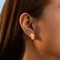 Primer plano de pendientes de flor en oro de 18K con pétalos de circón y centro - Diseño de Flor de Margarita (KE1713)