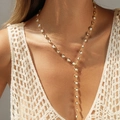 Élégant collier lasso en or 18 carats avec petits cœurs en émail blanc porté par un mannequin - KN0652-1 (Collier Y Cœur Blanc) / Or 18 carats