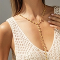 Détail du collier lariat coeur en or 18K avec breloques jaunes sur un mannequin - KN0652-2 (Collier Y Cœur Jaune) / Or 18 carats