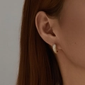 Elegantes pendientes de aro dorados con varias filas de brillantes circonitas - Aro Curvo de Circonia Completa (KE1715)