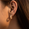 Pendientes huggie semicirculares bañados en oro con piedras de circón brillantes - Huggie Mediorredondo en C (KE1739)