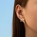 Elegantes pendientes de lazo dorado con cristales de circonita en la oreja - Estilo Diseño de Lazo (KE1741)