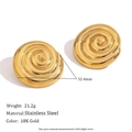 Gros plan sur les boucles d'oreilles spirales en acier inoxydable plaqué or 18K - Boucles d'oreilles clous spirale - Or