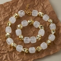 Zweiteiliges Schmuckset mit weißen Acrylperlen im Ice-Crack-Look und Goldakzenten - Eisriss Weißer Stil (KN0616-1)