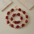 Dettaglio del set collana e bracciale con perle acriliche marmorizzate rosse e dorate - Stile Motivo Marmo Rosso Vino (KN0616-7)